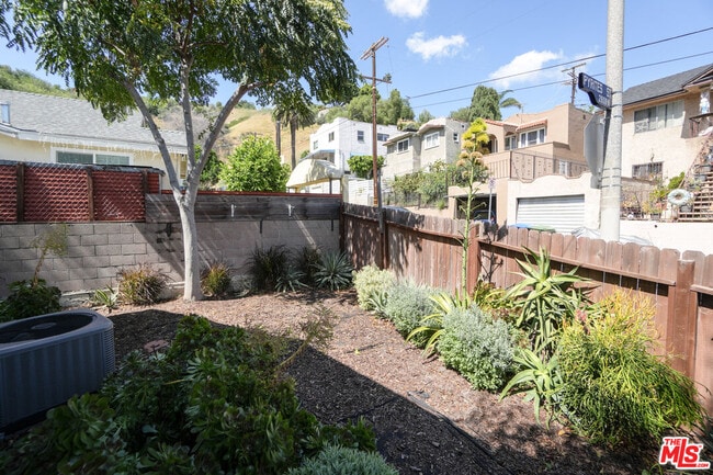 Building Photo - 2847 Pyrites St