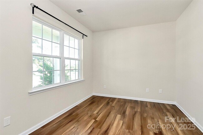 Building Photo - 16027 Harbor Hill Dr