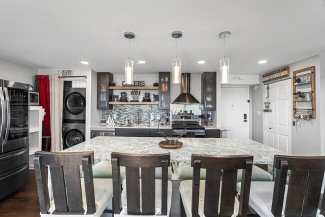 Building Photo - 3558 Shore Dr