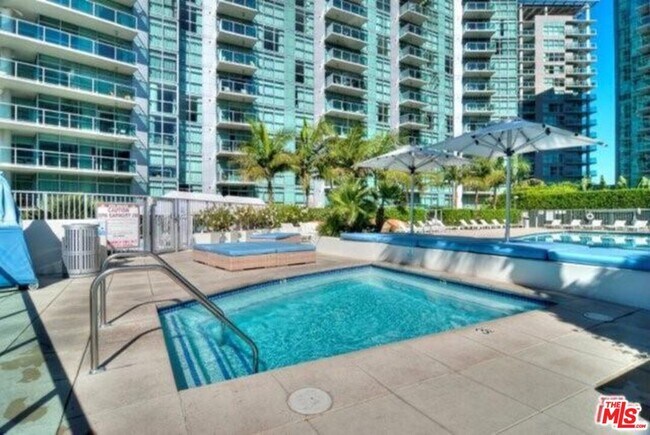 Building Photo - 13700 Marina Pointe Dr