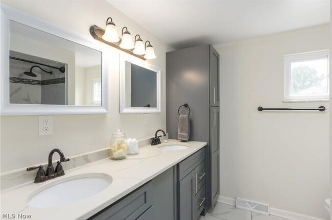 Building Photo - 3270 Higley Rd