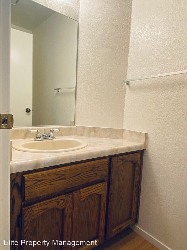 Building Photo - 3 br, 2.5 bath House - 247 E Upjohn Ave