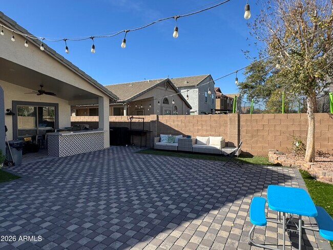 Building Photo - 734 E Kelsi Ave