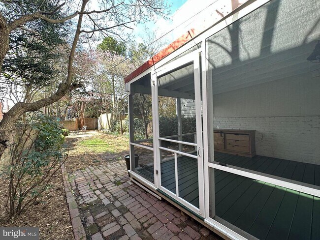 Building Photo - 217 S Lee St