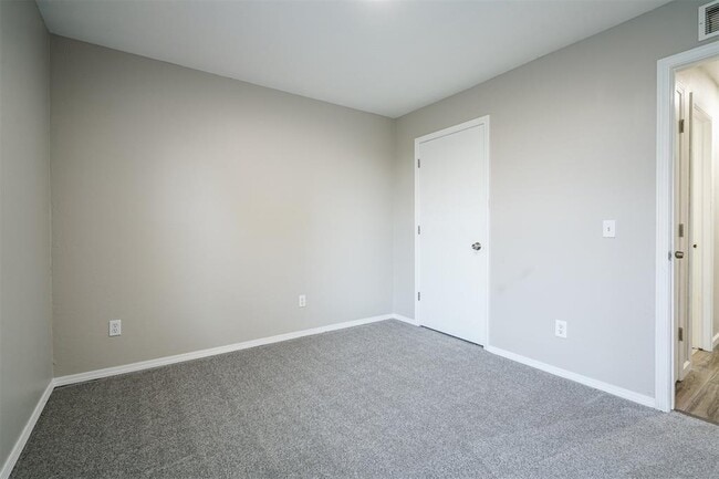 Building Photo - 10425 Aberdeen Dr