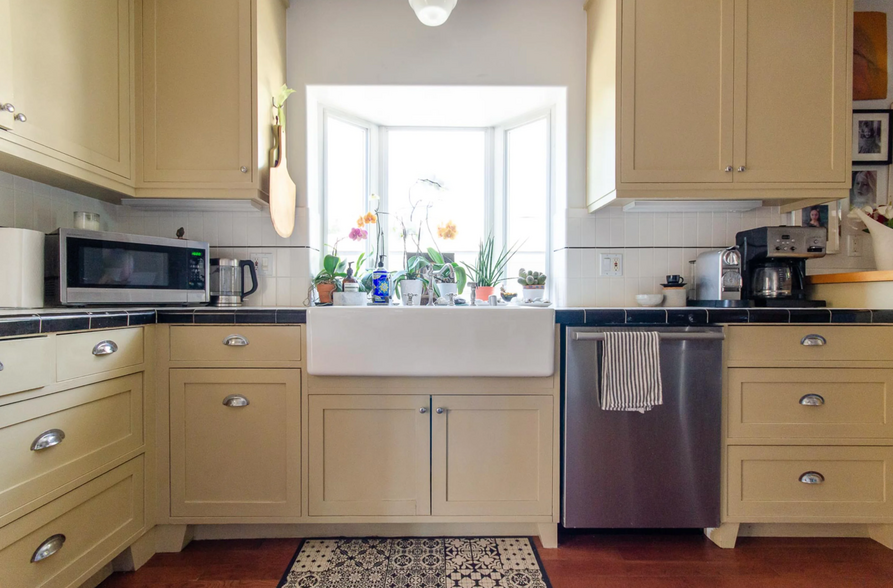 Kitchen w/ farm sink, diswasher - 2528 Panorama Ter