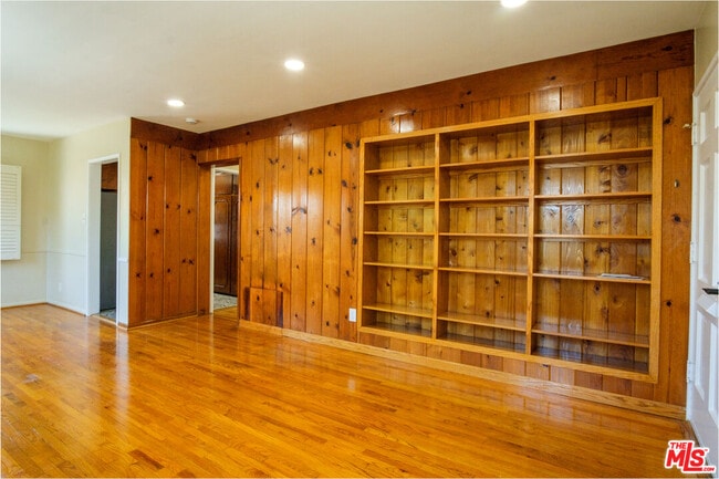 Building Photo - 10707 Flaxton St