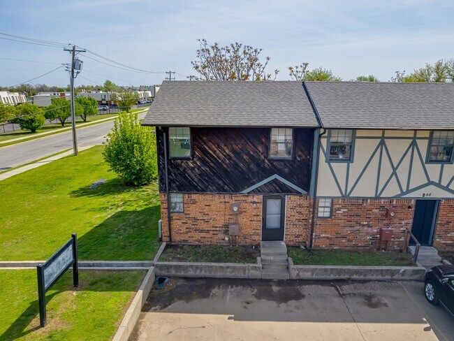 Building Photo - MOVE IN SPECIAL NO DEPOSIT OR APPLICATION ...