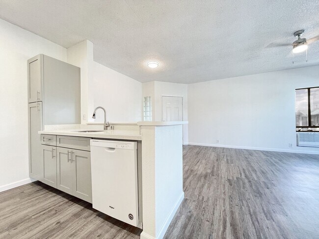 Building Photo - Just Refreshed Ewa Beach Condo with A/C