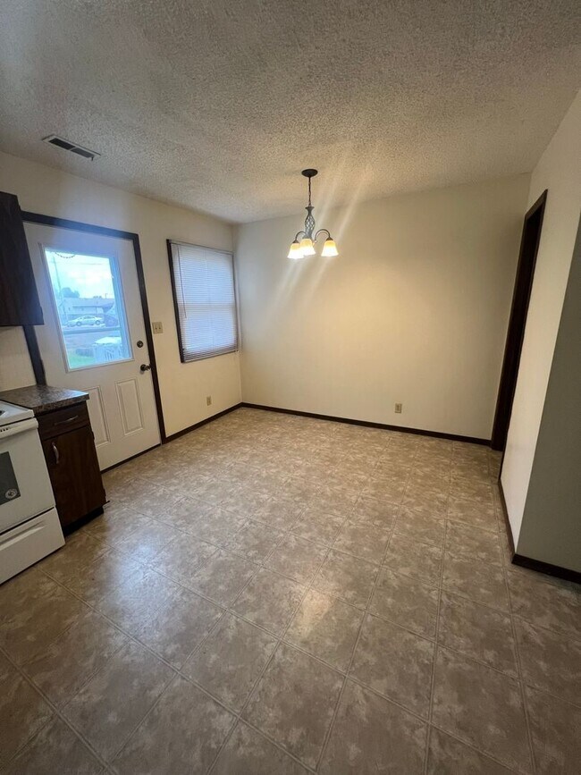 Building Photo - 509 Elm Ave