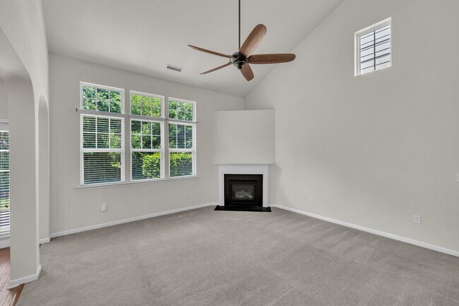 Building Photo - 3 Bedroom Townhome with 2 Car Garage in He...