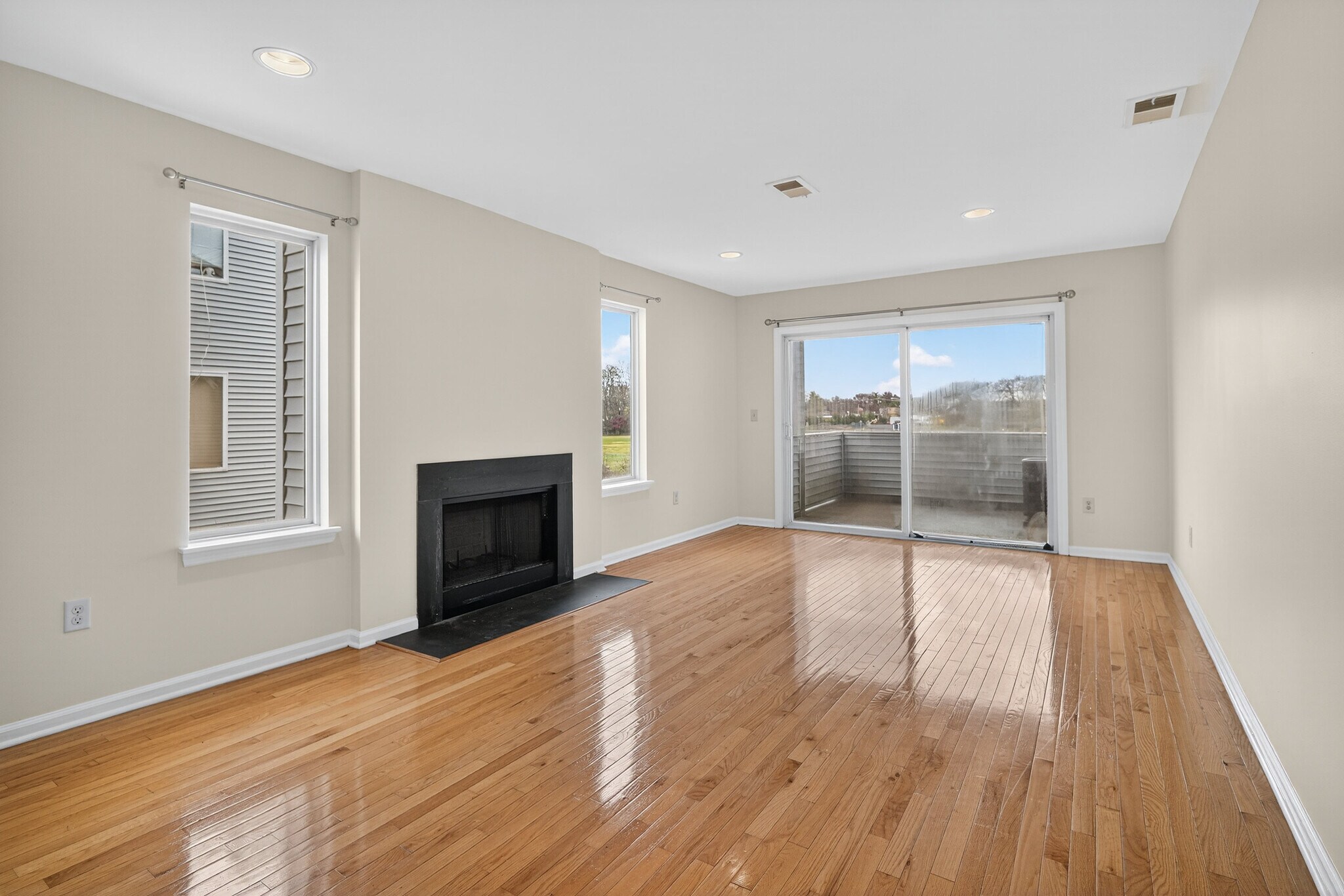 Building Photo - 802 Jesse Way