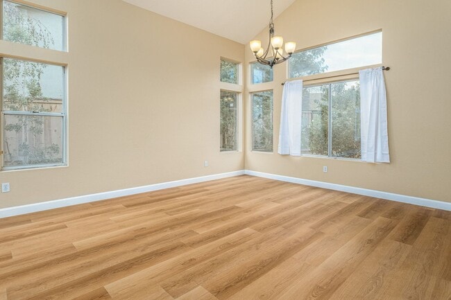 Building Photo - Beautiful & Spacious 4 bedroom home in Enc...