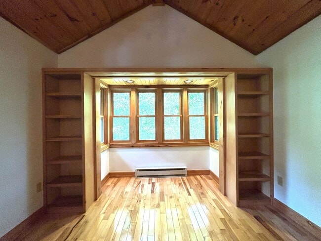 Building Photo - East AVL - Beautiful Zen Garden Apt with Sauna!