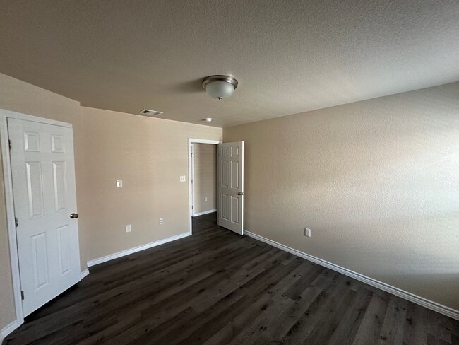 Building Photo - AVAILABLE NOW! - 2 WEEKS FREE (SECTION 8 A...