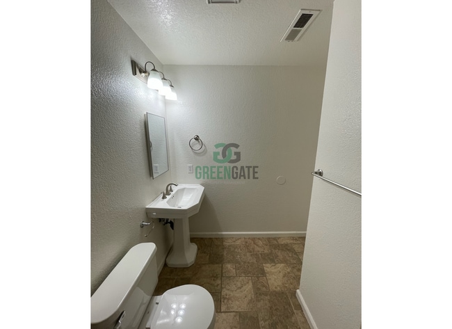 Building Photo - NOW AVAILABLE! Beautiful 3 Bedroom, 2 Bathroom Home Located in Ripon, CA