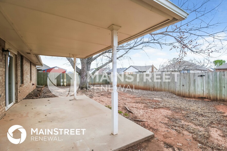 Building Photo - 2425 E Hills Dr