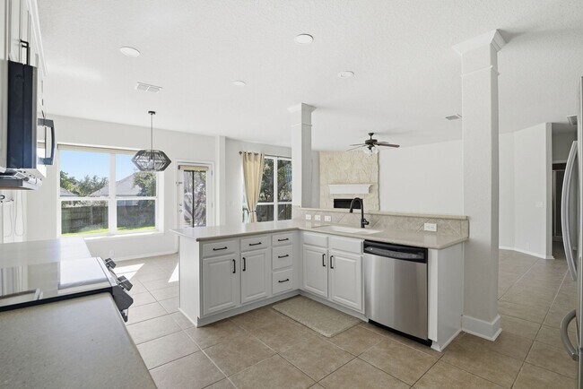 Building Photo - BEAUTIFUL 5 BEDROOM AND 3 BATH!!