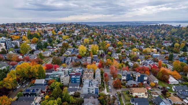 Building Photo - Stunning Ultra-Modern Central District Townhome w/ Air Conditioning