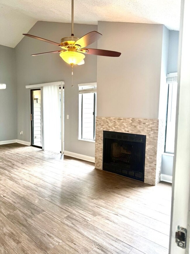 Building Photo - 549 Sun Ridge Pl