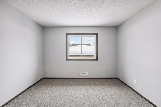 Building Photo - Lovely 4BR 2BA Townhome in Coon Rapids
