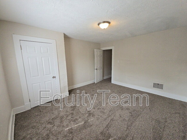 Building Photo - 421 S Jersey St