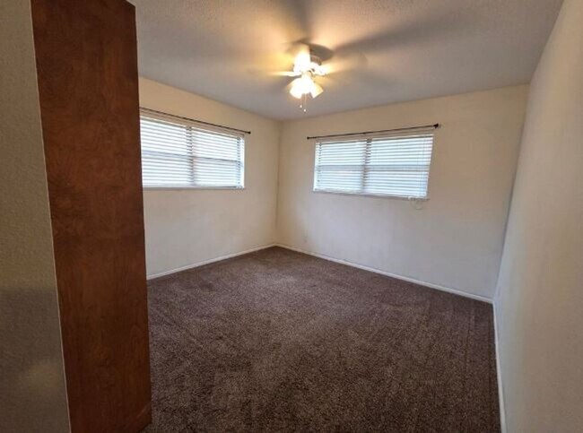 Building Photo - FOR LEASE!!