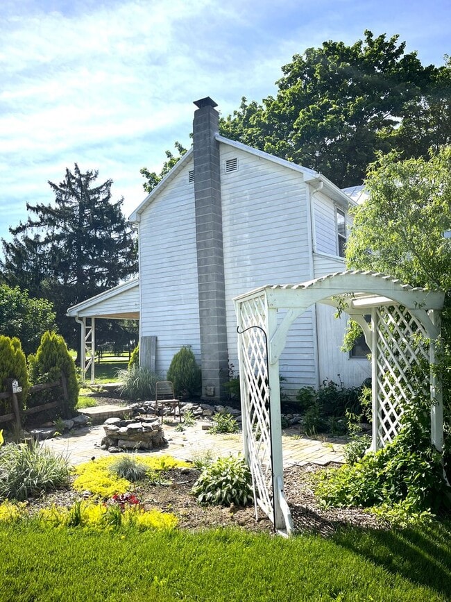 Building Photo - Spacious 3-Bedroom Farmhouse for Rent – Pe...
