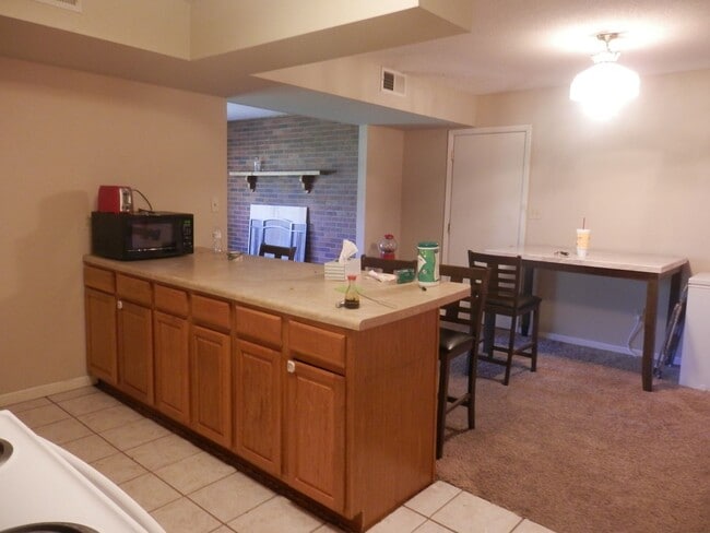 Building Photo - Quality 3 Bedroom 1.5 Bathroom Townhouse