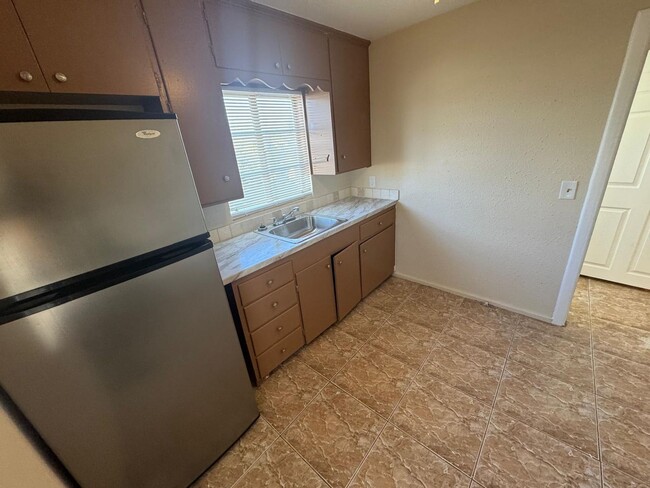 Building Photo - 2 Bedroom 1 Bath 2nd floor unit WATER INCL...