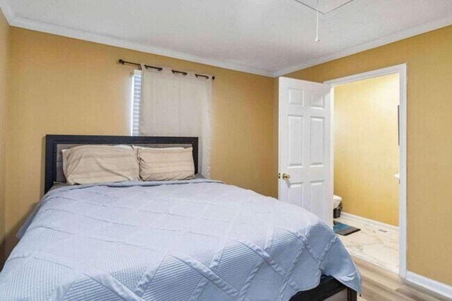 Building Photo - 4bd/2ba Home Minutes From W. Midtown w/ Fu...