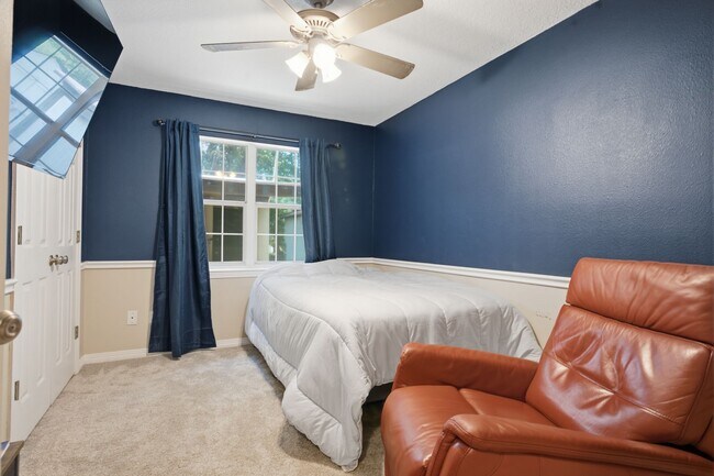 Building Photo - 223 Pin Oak Ln