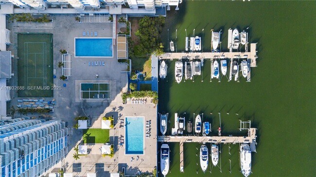 Building Photo - 18051 Biscayne Blvd