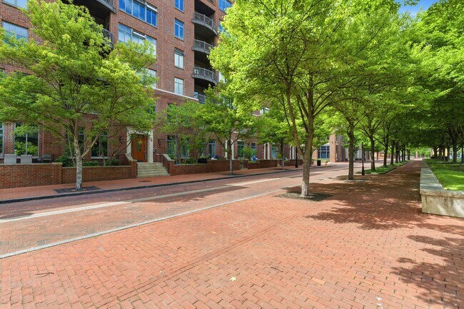 Building Photo - 250 Daniel Burnham Square