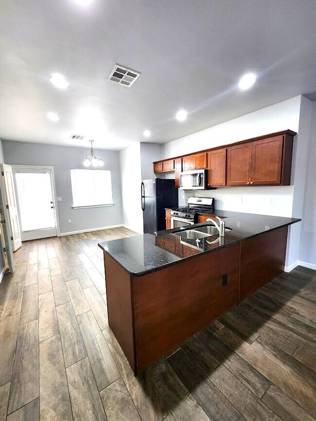 Building Photo - Campbell St Duplex