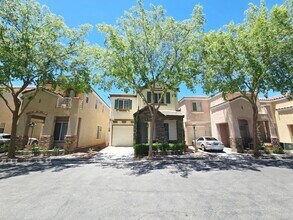 Building Photo - CHARMING 2 BED/ 2 BATH HOME WITH LOFT LOCATED IN LAMPLIGHT GARDENS!