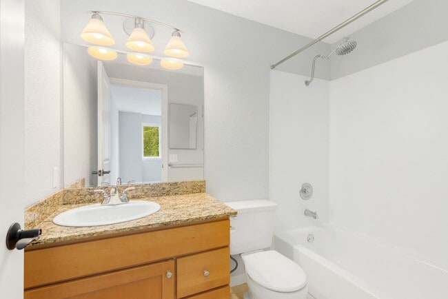 Building Photo - 2 Bedroom 2.5 Bath Townhouse Kirkland