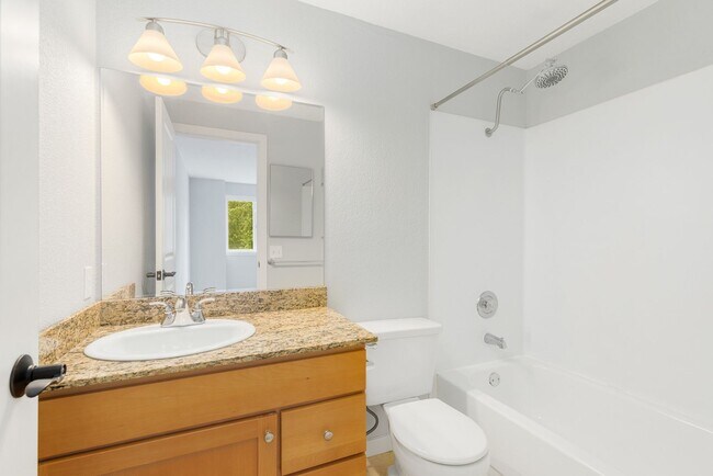 Building Photo - 2 Bedroom 2.5 Bath Townhouse Kirkland *Move in special!