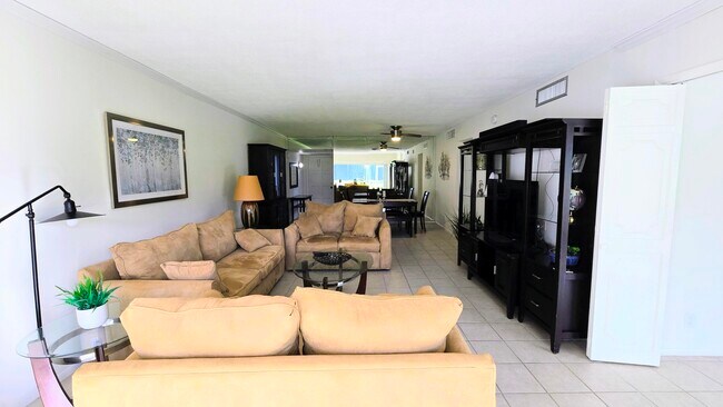 Building Photo - 3150 N Palm Aire Dr