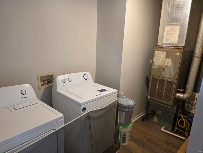 Building Photo - 1523 W 8th St