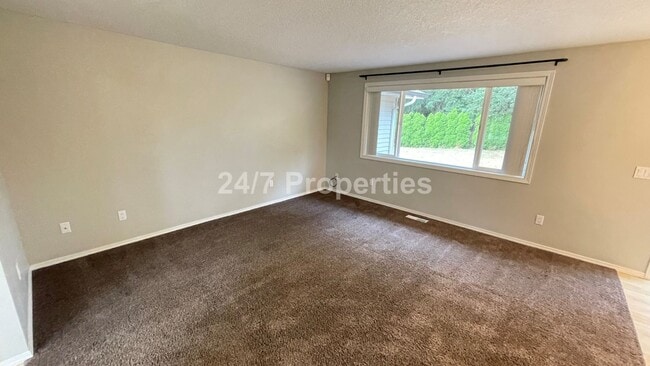 Building Photo - 3 BD | 2 BA Single-Level Home on Sprawling...