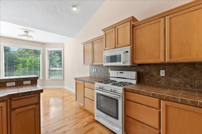 Building Photo - 3 Bedroom 3 Bathroom Home in Desirable Eag...