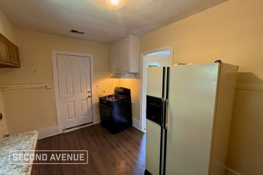 Building Photo - 2374 Larose Ave