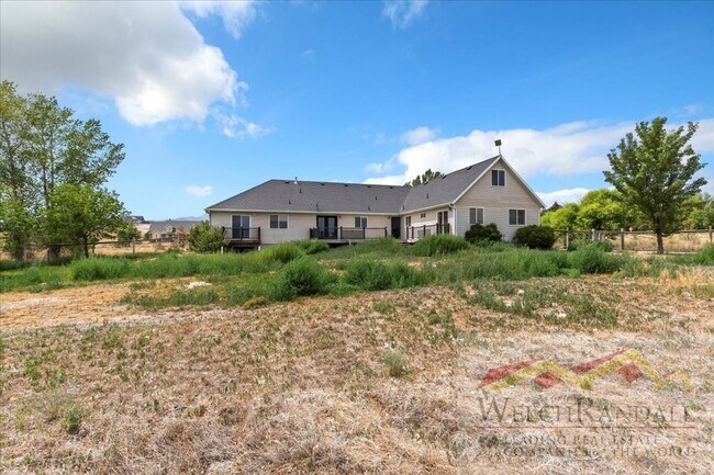 Building Photo - Spacious Single Family Home With Attached ...