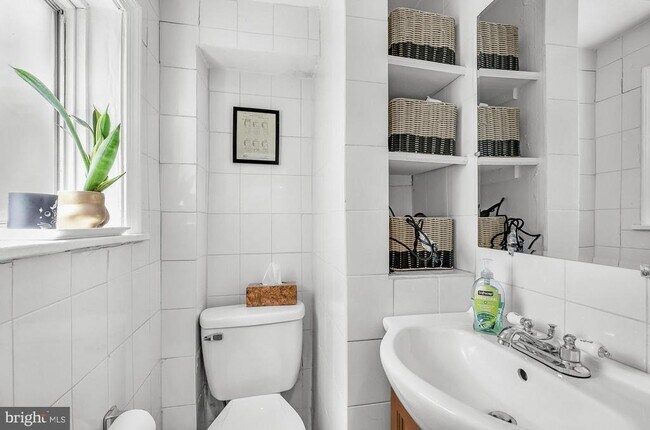 Building Photo - 2567 Kern St