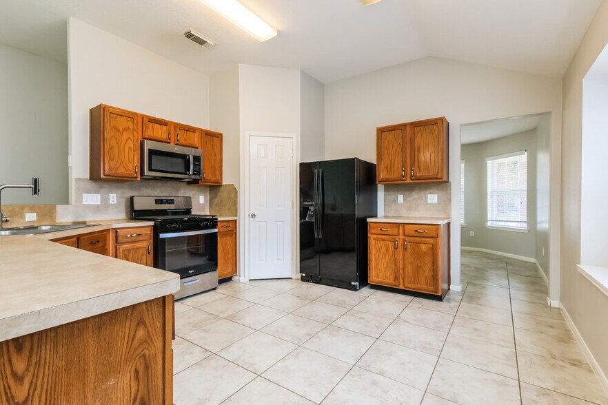 Building Photo - 2447 Halstead Dr