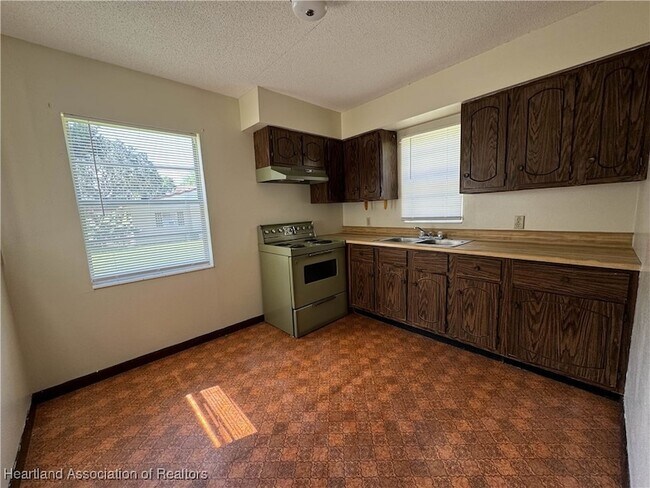 Building Photo - 307 N Lake Reedy Blvd