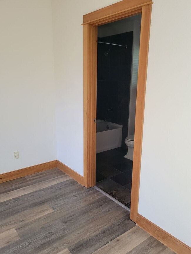 Building Photo - Large 4 bedroom westside home
