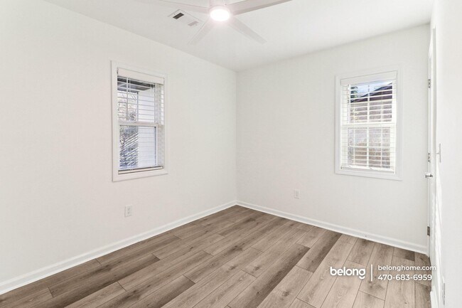 Building Photo - 839 Commodore Dr NW