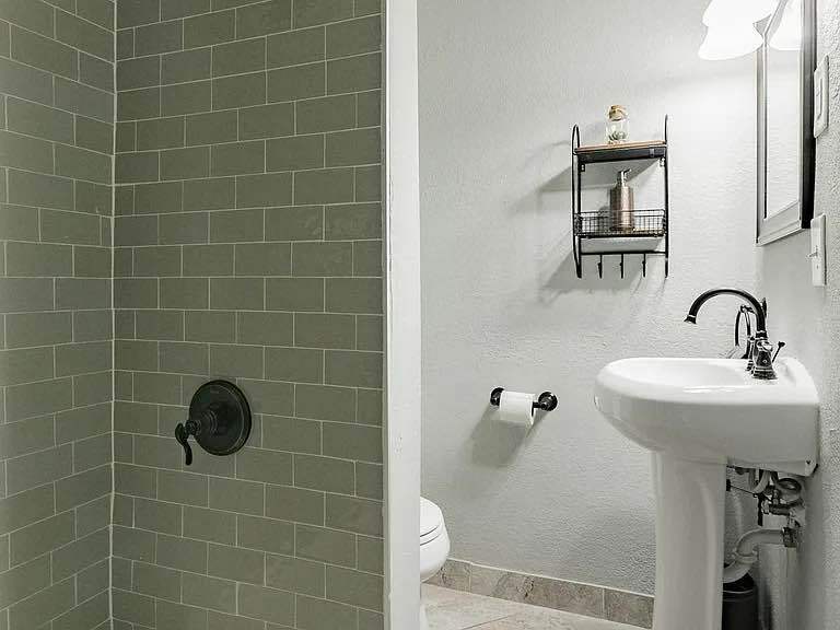 Building Photo - 1541 Charles Ave